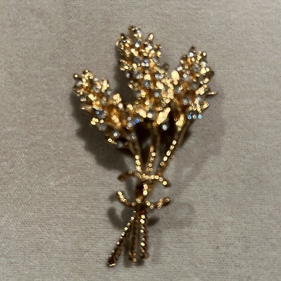Chanel Gold Tone and Crystals Wheat Brooch,  Twist Stems, Signed on back - Picture 8 of 15